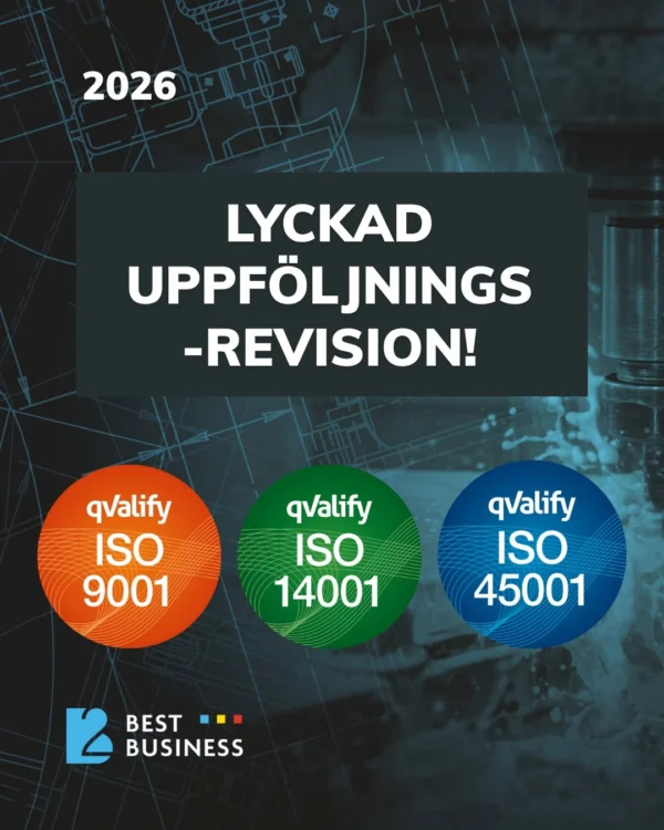Text i bild med rubriken "2026" över en mörk bakgrund. I mitten står "LYCKAD UPPFÖLJNINGS-REVISION!" i stora vita bokstäver. Till vänster finns tre färgrika cirklar med texter: "qvalify ISO 9001" (orange), "qvalify ISO 14001" (grön) och "qvalify ISO 45001" (blå). I nedre vänstra hörnet syns en logotyp för "BEST BUSINESS". Bakgrunden visar tekniska ritningar och maskindelar.