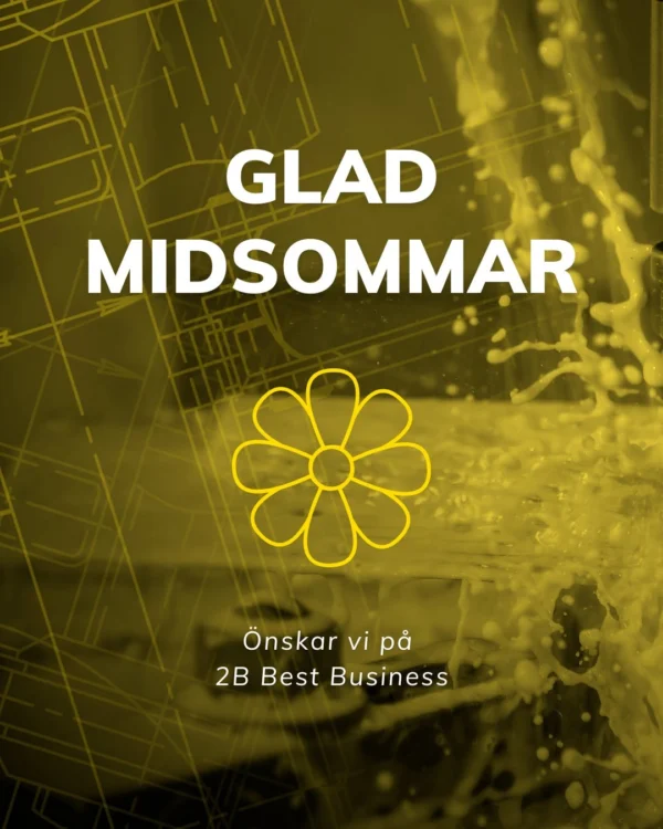 Text i gult på en mörkare bakgrund med tekniska ritningar. Överst står "GLAD MIDSOMMAR" i stora, vita bokstäver, följt av en stiliserad gul blomma. Under blomman står texten "Önska vi på 2B Best Business" i mindre, svarta bokstäver. Bakgrunden har inslag av vatten eller sprutande vätska.