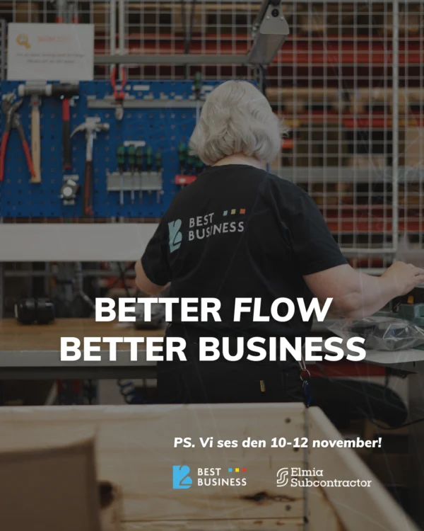 En person med kort, grått hår står vid ett arbetsbord i en verkstad. Personen bär en svart t-shirt med texten "BEST BUSINESS". Bakgrunden innehåller en vägg med olika verktyg hängande på en blå tavla, samt en del av en arbetsbänk. Texten på bilden lyder "BETTER FLOW BETTER BUSINESS" och informerar om ett evenemang som äger rum den 10-12 november.